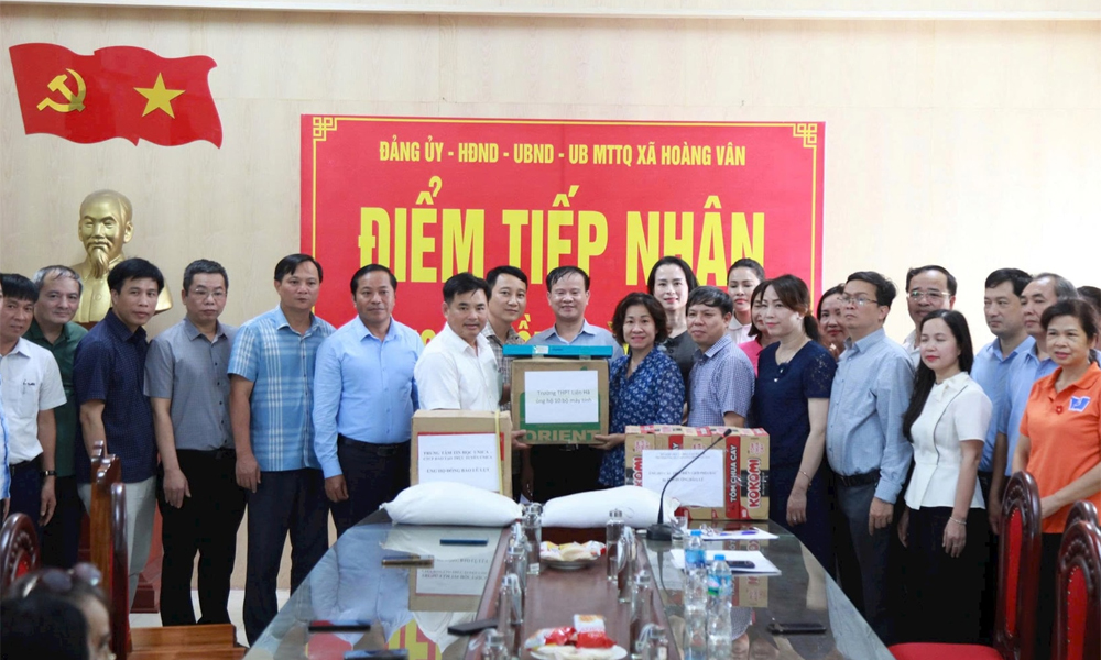  Ngành Giáo dục Hà Nội trao hơn 100 tấn hàng hỗ trợ trường học vùng lũ Bắc Ninh